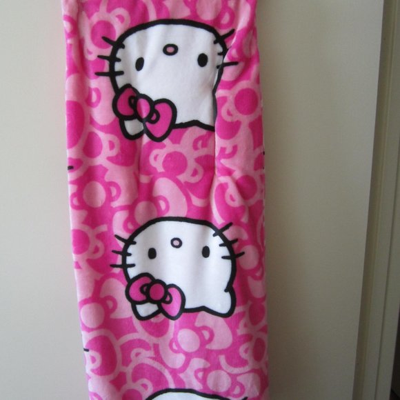 Hello Kitty Pink Bow Plush Throw Blanket - Picture 2 of 5